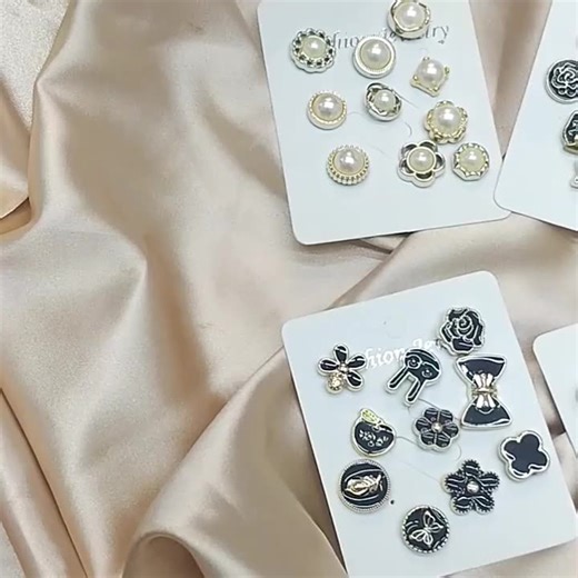 Customized Metal Lapel Pin With Diamond Badges Brooch Pins for Clothing    Metal Craft Gold Plated Pins custom metal badge