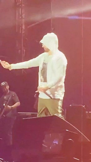 1.7M views · 10K reactions | Eminem Has a SHOCKING Response to His Fans! . . . #comedy #fbreelsfypシ゚viral #viralpost2024 #reelsvideo #viralpage #BOOMchallenge #virals #usa #idol #fan #video #viralreelsfb | SavorySnippets | Facebook