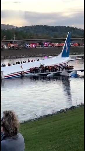Emergency crews responded to Lake Taneycomo after a commercial airliner made a controlled water landing. All passengers are safe, and boats are assisting with evacuation. ✈️🚨 #Branson #Missouri #BreakingNews #ViralVideo | Branson Area Breaking News