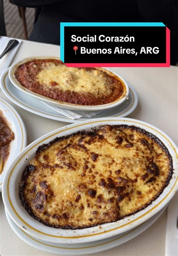 Social Corazón 📍 Buenos Aires, Argentina Del grupo de Don Julio, esto fue de lo más recomendado y nuevo de todo lo que fuimos en el viaje. El lugar es una panadería y lugar de desayunos principalmente, pero en las tardes es de pastas y vinos, algo así. Lo que más me recomendaron fue ir a desayunar, pero la verdad yo no soy de desayuno, lo mío es la comida y la cena, por eso fuimos a echar pastas a las 1230pm que se siente todavía como desayuno. Pero el lugar estaba a reventar, la verdad estos c