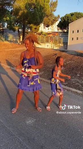 Dancing funaná, cape verdean typical dance 🇨🇻💃🏽 #funaná #dancers #tiktok #funanachallenge #funanacapeverd #zeespanhol #capeverde #capeverdeangirl #nhaterranhakretchew @monicafivee