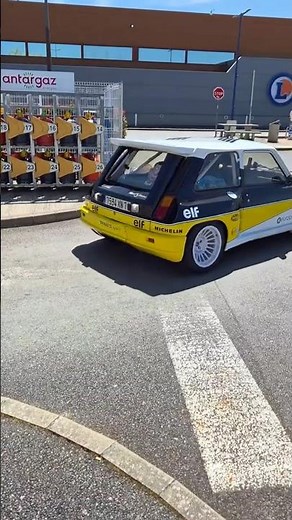 ⛽🔥 This Renault 5 Turbo pulling out of the gas station… what a beast!