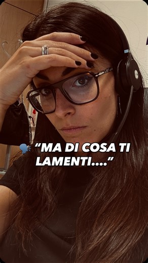 Simona Santini • Coach Professionista | Networker on Instagram: "Ti svegli, corri al lavoro, torni a casa stanco. Ogni giorno uguale al precedente. Hai un contratto sicuro, uno stipendio fisso… ma dentro senti che qualcosa non torna. Non c’è entusiasmo, non c’è scopo. Solo la routine, il pilota automatico, e quella sensazione di vuoto che cerchi di zittire con “é cosi che dev’essere. Ma va davvero bene così? O ti sei solo abituato a sopravvivere? Viviamo in un’epoca di incertezza, di frenesia..