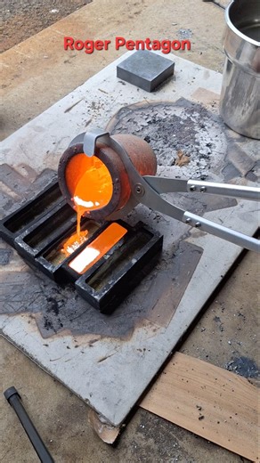 First pour from a new crucible. 新坩埚的首次浇注。