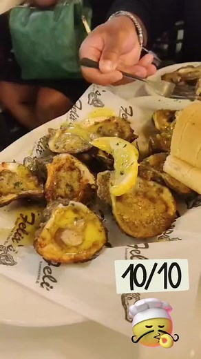 That time we stopped at Felix’s Restaurant & Oyster Bar in New Orleans for some char grilled oysters. Yummo!! #oysters #neworleans #chargrilledoysters #felixsrestaurantandoysterbar #showbusiness #concert #essencefestival #livemusic #fyp #fypシ