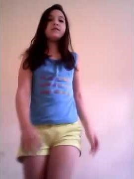 Menina. Dançando o bonde