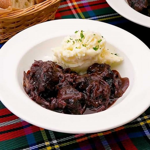 旨味が凝縮している♪ 牛ほほ肉の赤ワイン煮のレシピ動画・作り方 | デリッシュキッチン