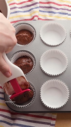This cupcake scoop dispenses batter like a pro! Get one below 👇🏼 #bakinghacks #kitchengadgets | Hello, Yummy