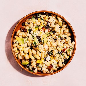 Grilled Mexican Street Corn Cavatappi! It's as spirited as it is tasty. Crispy bacon, creamy avocado, grilled corn, and black beans dance with queso fresco and curly cavatappi. A hint of jalapenos adds the right kick to this spicy, creamy goodness 🌽🌶️✨ Bring the fun to the table 🥳 Find the recipe here: https://ronzoni.com/recipe/grilled-mexican-street-corn-cavatappi | Ronzoni Pasta