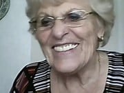 Oma holt ihre Titten raus - FoxPorns.Net