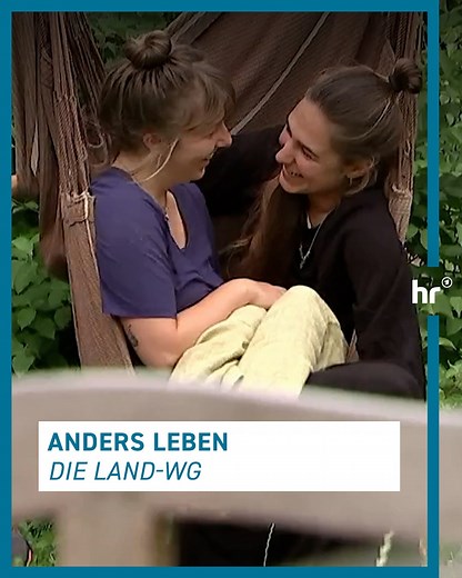 Gemeinsam statt einsam, nachhaltig statt profitgetrieben – das ist der Traum von Robin, Tabea, Luisa und ihren Freund:innen. In der "Fuchsmühle" im nordhessischen Waldkappel haben sie ihn Wirklichkeit werden lassen: Eine Wohngemeinschaft in der alles geteilt wird. #andersleben 📺 Neugierig? Die ganze Doku gibt’s in der ARD Mediathek: 👉 https://1.ard.de/Anders_leben_-_Zukunft_in_der_Land-WG?`fb=c1 | Hessischer Rundfunk