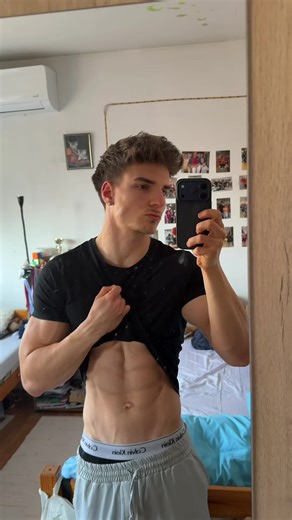 Mirror Pose in the Gym: Embracing Aesthetics