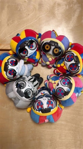 Video todo NyE de cómo @zupha , @Zu y yo abrimos la caja que ordenamos. No hubo suerte con la dorada, pero si con la unicornio✨ Será que salga en la serie esa versión de pomni o solo se quedará en la mención de Jax?. #TADC #theamazingdigitalcircus #unboxing #pomni #glitchproductions