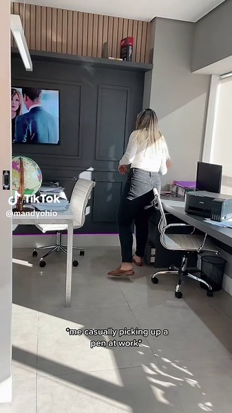 all of a sudden everybody was giving me sneaky sideeyes #lawoffice #usa_tiktok #sideeye