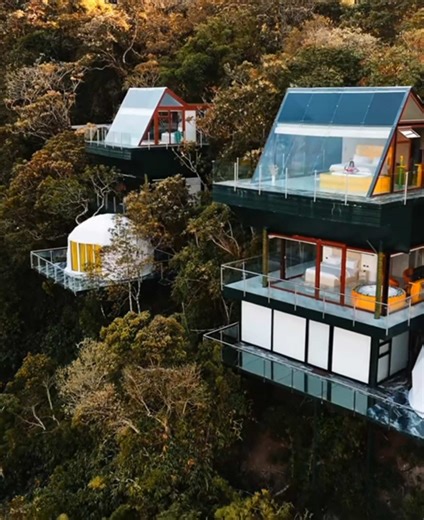 “Descubre Pachamama Lodge, un destino único donde la naturaleza y el lujo se fusionan. Ubicado en un rincón mágico cerca del volcán Tungurahua, nuestras exclusivas suites elevadas te ofrecen una experiencia incomparable entre las nubes. Relájate en medio del bosque mientras disfrutas de vistas impresionantes, diseño moderno y un ambiente lleno de paz y conexión con la Pachamama. ¡Vive el refugio perfecto para desconectar y redescubrirte! 📍Baños de Agua Santa - Ecuador Contactos: 593 962384406 ✉