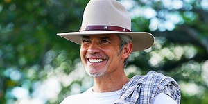 Timothy Olyphant's Biggest TV Show Since Justified Is Only 2 Weeks Away & It's Massively Different From His Newly Renewed 82% RT Hit