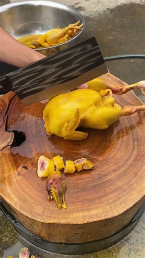 Master Knife Skills: Cutting Chicken Easily 1167 #knifeskills #butcher #chicken #shorts