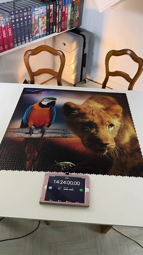 La première partie est terminée ! 🧩 On a assemblé les 3000 premières pièces du puzzle 52110 et il nous reste encore beaucoup de chemin à parcourir 💪🏻 Toujours en compagnie de Nesta 🐱 qui nous aide psychologiquement 😂 La prochaine partie à 4000 pièces donc on a hâte de la commencer ! Tu penses que ça va être plus compliqué que la 3000 ? 🫠 #puzzle #animal #jigsaw #challenge