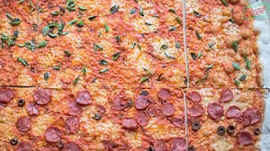 14K views · 492 reactions | Tá difícil sair com esse frio? LEVE PARA CASA!!!! São 70 x 50 cm de pizza italiana por $40 pilas. Retire sua pizza no balcão! #pizzapralevar #pizzanacaixa #pizzaemcasa #pizzasaochico #pizzavicente #pizzacwb | Pizza CWB | Facebook