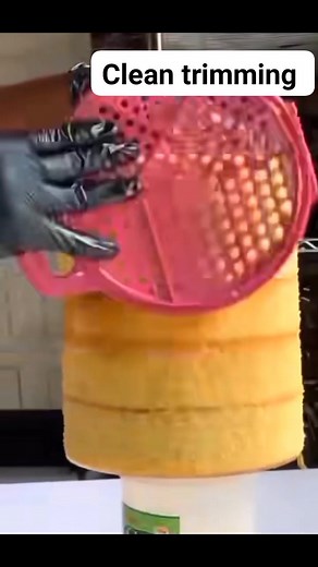 581K views · 6.3K reactions | If you find it difficult to trim a cake beautifully then I hope this helps  #cakehack #bakersfield #caketrimming | Cook and bake with Onyii | Facebook
