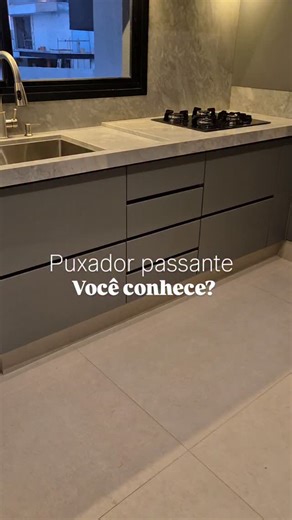 Priscila Braga - SCC Construções | O puxador passante é uma solução embutida na marcenaria, sem a necessidade de puxadores aparentes. Ele funciona nas gavetas e nos armários... | Instagram