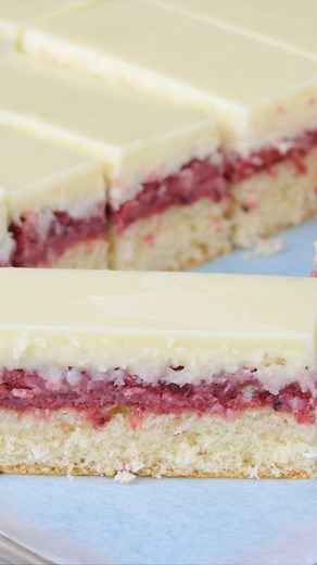 112K views · 690 reactions | Kokosovo-punčové rezy s lahodnou polevou z bielej čokolády. ⚪️ recept na https://najrecept.topky.sk/recept/kokosovo-puncove-rezy-s-lahodnou-polevou-z-bielej-cokolady-r9574 | NajRecept.sk - najlepšie recepty | Facebook