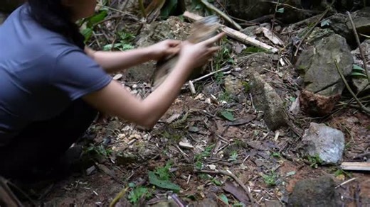 Mao brushcraft on Instagram: ""When living alone in the jungle, you definitely need to light a fire to cook food. Come, I’ll show you how to make a stove."😊😊😋 #bushcraft_ #cookingram"