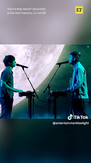 Twenty One Pilots Perform 'Drag Path' Live at the AMAs
