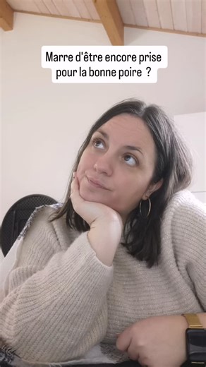 Maude | Entreprendre sans tout plaquer on Instagram: "À ce moment-là, j’étais encore salariée. Ça faisait presque trois ans. J’étais investie, loyale, consciencieuse; vraiment. Un jour, j’explique à mes directrices que financièrement c’est compliqué pour moi. Que pour être honnête, je cherche un complément de revenu à côté. L’après-midi même, on me propose une prime mensuelle, basée sur un pourcentage de mon salaire. J’accepte. Mais je continue quand même mes recherches, parce qu’au fond de moi 