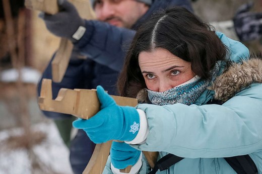 En Ukraine, des civils se préparent à prendre les armes