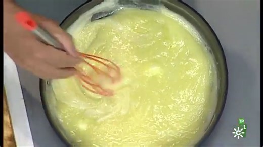 Hoy en Cómetelo. Enrique Sánchez nos prepara CREMA DE LIMÓN. Sus ingredientes son: 1 limón, 1 cucharada de maicena, 250 g de azúcar, 4 huevos, 200 g de zumo de limón y 125 de mantequilla. Una receta casera y de sencilla elaboración que podéis hacer en vuestras casas. #españa #sevila #andalucia #recetas #crema de limón | La Crème de La Crème