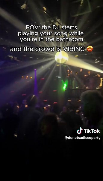 I may have pushed a person or two to make it onto the dance floor … 🤫 #DiscoParty #LosAngeles #Dancing