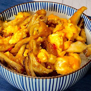 【まいたけと卵を炒めて白米にのせるだけ】照り焼き味のタレがウマい！人気丼ぶりレシピ / Teriyaki Mushroom DONBURI レシピはこちら！https://www.buzzfeed.com/jp/hirokoyuasa/teriyaki-mushroom-donburi 作ったらコメント欄に写真を投稿してくださいね！😊✨ | Tasty Japan