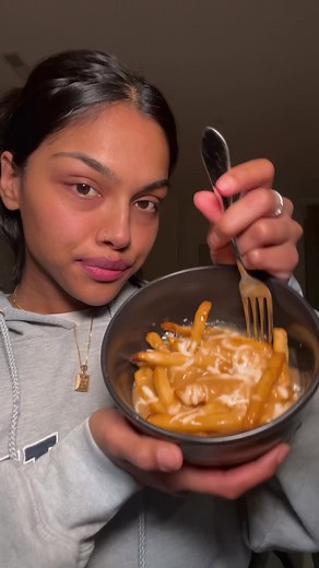 Poutine mukbang 🤤 #mukbang #asmr #asmrsounds #asmreating #eatwithme #fyp #eatingsounds #virall #asmrfood #poutine