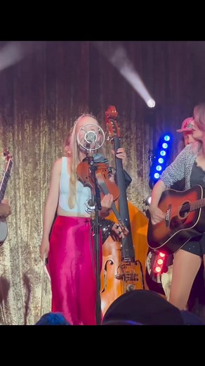 “Riding That Midnight Train” with Molly Tuttle & Golden Highway 🚞 we’re riding all around the west coast the next 2 weeks and just joined up with our friends The Infamous Stringdusters for an epic tour! Catch us tonight in Rexford, MT! #bluegrass #bluegrassmusic #mollytuttleandgoldenhighway #bronwynkeithhynes #fiddle #banjo #banjomusic #harmonies #stanleybrothers #acousticguitar #uprightbass #musician #traditionalmusic | Bronwyn Keith-Hynes