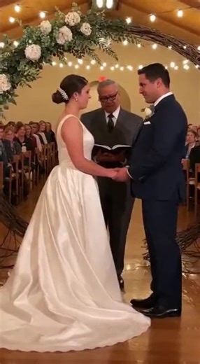 The bride couldn't hold back her emotions, and the entire wedding venue descended into chaos.#microdrama #weddingtok #chaos #caughtoncamera #viralvideo