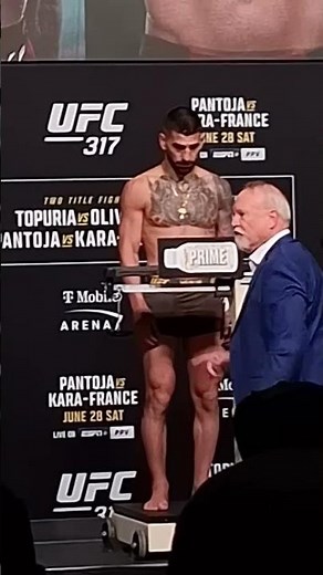 Luta confirmada! Charles do Bronx e Topuria batem peso e duelam amanhã pelo UFC 317