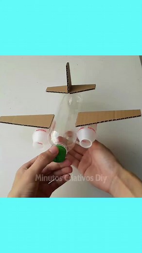Aviãozinho de Papelão: Faça Você Mesmo Brinquedo Criativo