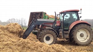 Sur ce chargeur Quicke Q78, un New Holland Terracotta T7.220 comme il est indiqué sur le capot ! Mais est-ce bien ce modèle ? La réponse : un T7030 qui affiche 9000 heures au compteur ! | Matériel Agricole - Le magazine 100 % Machinisme