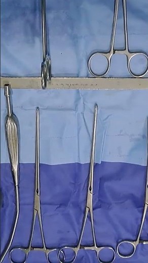 table instruments pour opérer une péritonite (chirurgie viscérale laparotomie)