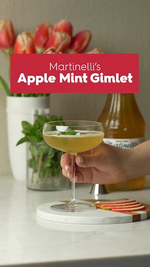 Hello Spring! 🌼 💐 Celebrate the start of the season with this crisp & refreshing Apple Mint Gimlet. Cheers to longer days, brighter flavors and delicious drinks! Full recipe here: https://www.martinellis.com/recipes/apple-mint-gimlet/ #FirstDayOf Spring | Martinelli's