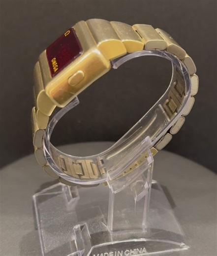 ‎Golden Age | ٓالعَصْر الذَهبي‎ on Instagram‎: "️ 🎖️أوميغا – Computer TC2 | 1970 🎖️ قطعة أيقونية تمثّل أول إصدار رقمي في تاريخ دار أوميغا و أحد أكثر الابتكارات جرأة في عالم صناعة الساعات خلال سبعينيات القرن الماضي. ساعة Omega Computer TC2 ليست مجرد ساعة بل بيان تقني سابق لعصره، صُمّم ليُعلن دخول أوميغا عالم الوقت الرقمي للمرة الأولى. تأتي هذه النسخة بهيكل مصنوع من البرونز الخالص في تكوين نادر يمنح القطعة حضورًا دافئًا وقيمة متحفية عالية، مع شاشة رقمية حمراء أصبحت رمزًا بصريًا لحق