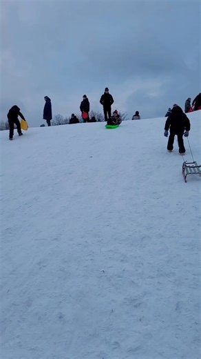 🛷❄️ Kur Kaune smagiausia čiuožinėti su vaikais? Jeigu ieškote vietos, kur čiuožinėjimas rogutėmis Kaune būtų ir smagus, ir saugus nuotykis visai šeimai - ši vieta tikrai verta būti įtraukta į žiemos pramogų planus! 💯 📍 Draugystės parkas Kaune vasarą yra šeimų pamėgta vieta pasivaikščiojimams, žaidimų aikštelėms ir piknikams, o žiemą jis virsta tikru rogučių čiuožinėjimo rojumi vaikams! 🛷 Visame parke rasite labai daug kalniukų - ir didesnių ir mažesnių, todėl žiemiškomis pramogomis galės dži