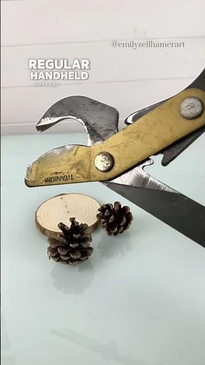 [clip] How to cut pinecones for pinecone flowers! 🎨✂️ #christmascrafts #easycrafts #diyideas