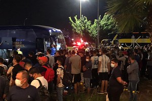 Para ver Messi, torcida aglomera na frente de hotel em Brasília