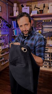 267K views · 3.7K reactions | Já viu ÁGUA orbitar um CANO? Faça esse EXPERIMENTO incrível! Quer impressionar seus amigos com um truque científico? Neste experimento, a gente vai mostrar como a eletricidade estática pode fazer um filete de água se dobrar diante dos seus olhos. Dá até para ver as gotículas orbitando o cano de PVC, como se fosse um satélite em volta da Terra. #Ciência #Física #Gravidade #Curiosidades | Manual do Mundo | Facebook