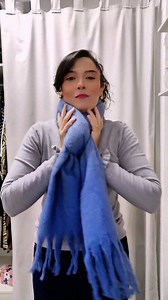 🤔Si siempre te atas la bufanda igual… esto es para ti 👀 En solo unos segundos puedes transformar tu look con este nudo fácil y elegante 🧣 Pruébalo y cuéntame qué te parece ✨ 📍Calle del Río 7 Fuente el Fresno 📲619972394 más info y pedidos 🚘Hacemos envíos #trucosytips #bufandas #elbaúldemaría #modaycomplementos #modayestilo | El Baúl de María