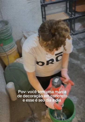 Um pouco do processo de criação da DRŌ. Entre formas, texturas, testes e ajustes, existe algo que nunca muda: o prazer de ver uma ideia ganhar matéria. Nosso dia a dia acontece entre peças ainda inacabadas, superfícies imperfeitas e processos que exigem tempo. E talvez seja exatamente isso que torna tudo tão especial. Convenhamos, existe algo melhor do que acompanhar uma peça nascer pelas próprias mãos e, aos poucos, se transformar em algo que fará parte da casa e da história de alguém? É por is
