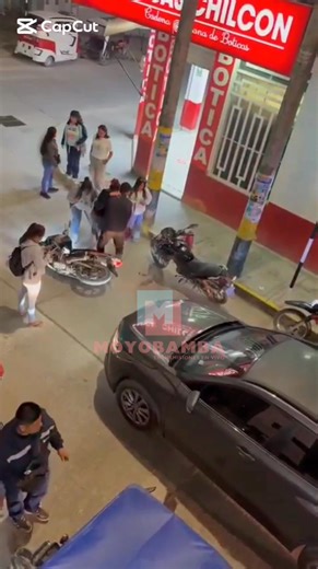 ((🔵🔵🔴)) | #Rioja: Chofer de Camioneta presuntamente atropella a dos féminas quien estaban en su moto a la altura de la plaza de armas de Rioja, el conductor cuando llegaba la policia se dio a la fuga siendo capturado a la altura del colegio abilia ocampo en Rioja. Únete a nuestro grupo de WhatsApp! https://chat.whatsapp.com/JLFPd0TG1eC9dBIn70Epo6?mode=wwc Si quieres hacer una denuncia o eres testigo de un hecho, mándanos tus fotos o videos al WhatsApp MTV 980 499 276 | Moyobamba transmisiones