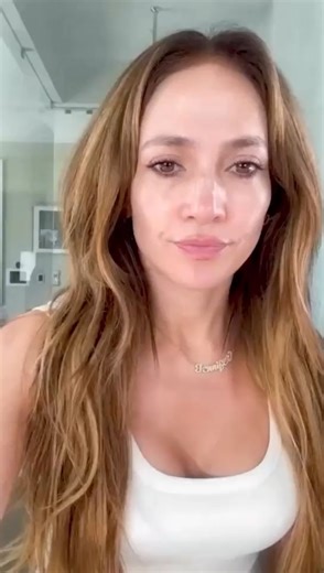 JLo sings to her own song with no makeup on #jenniferlopez #celebrities | FTD News